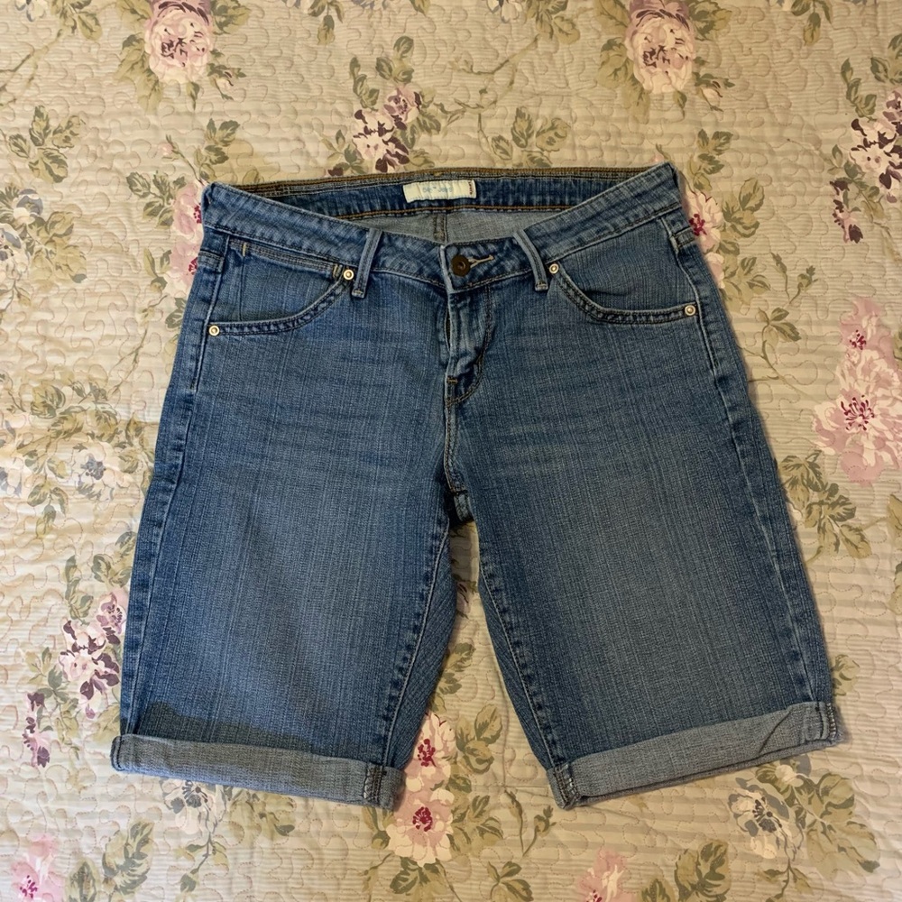 Ladies Levi’s Low Rise 545 Denim Shorts with Cuffs Size 6